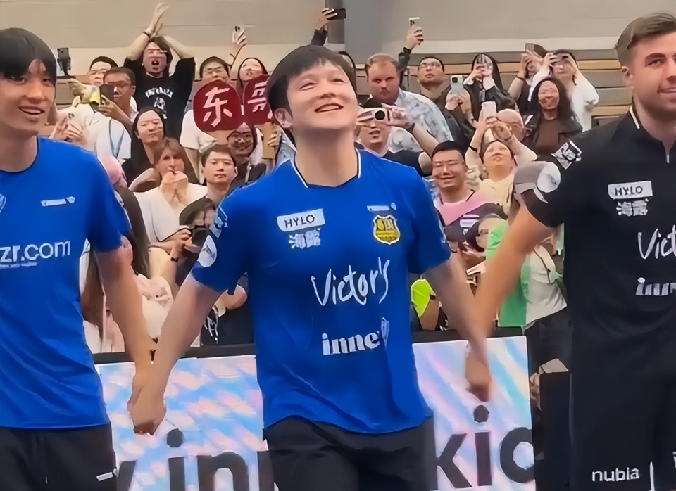 字都用右手 字都用右手